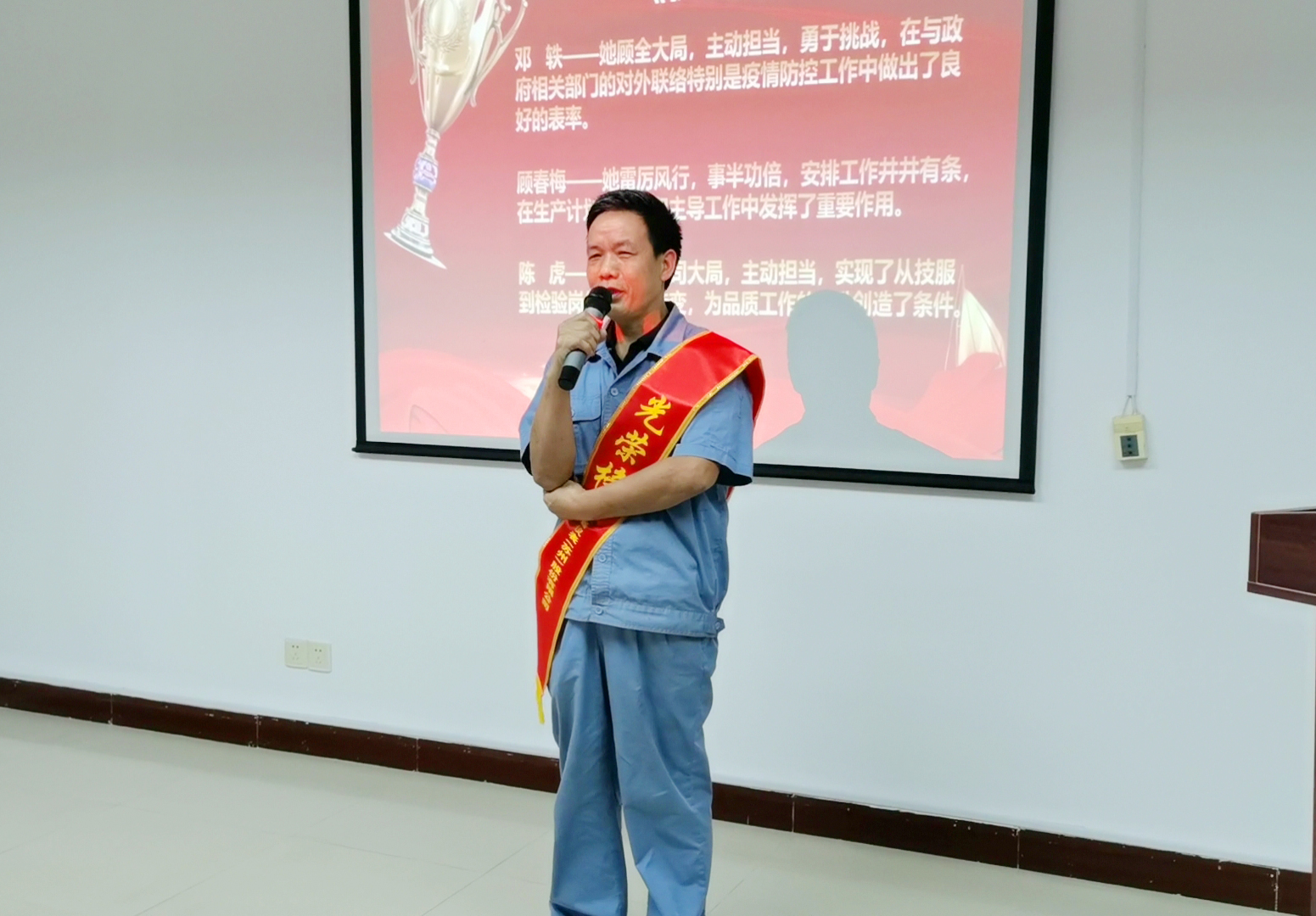 7 “业务标兵”代表发表获奖感言.jpg